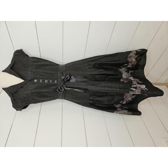 Adrianna Papell Dresses & Skirts - Adrianna Papell size 4 black with embroidered grey floral silk blend midi dress